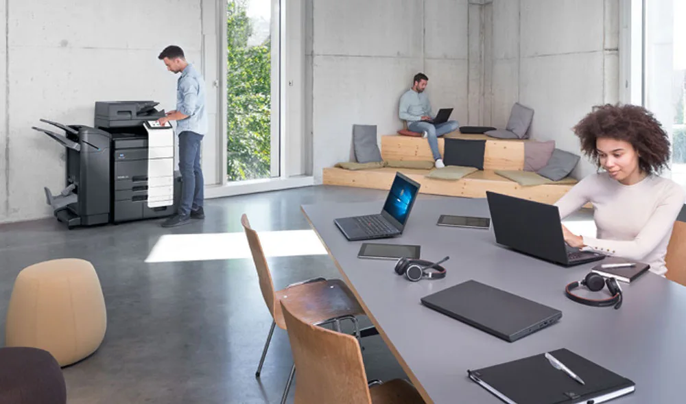 Entorno de trabajo con informática y un equipo de impresión